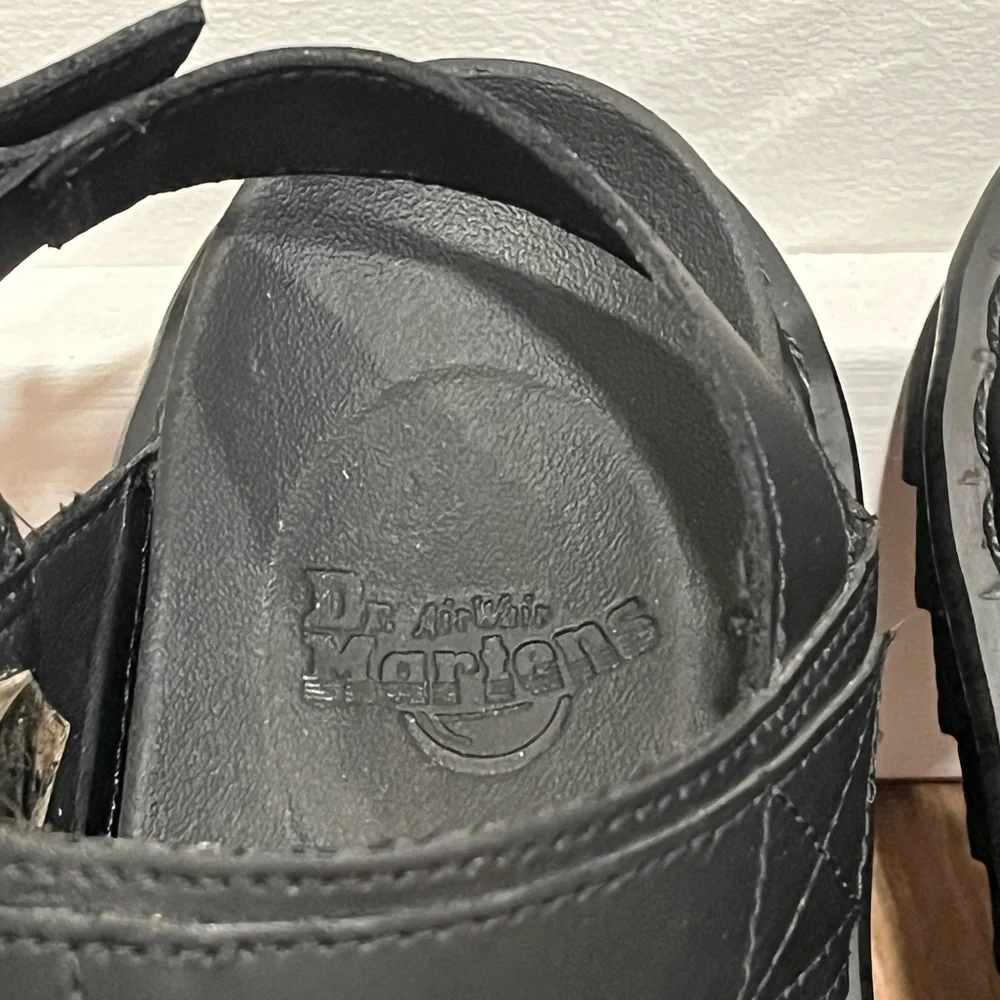 DR. MARTENS VOSS WOMEN'S LEATHER STRAP
SANDALS / BLACK / SIZE 7 - Picture 5 of 16